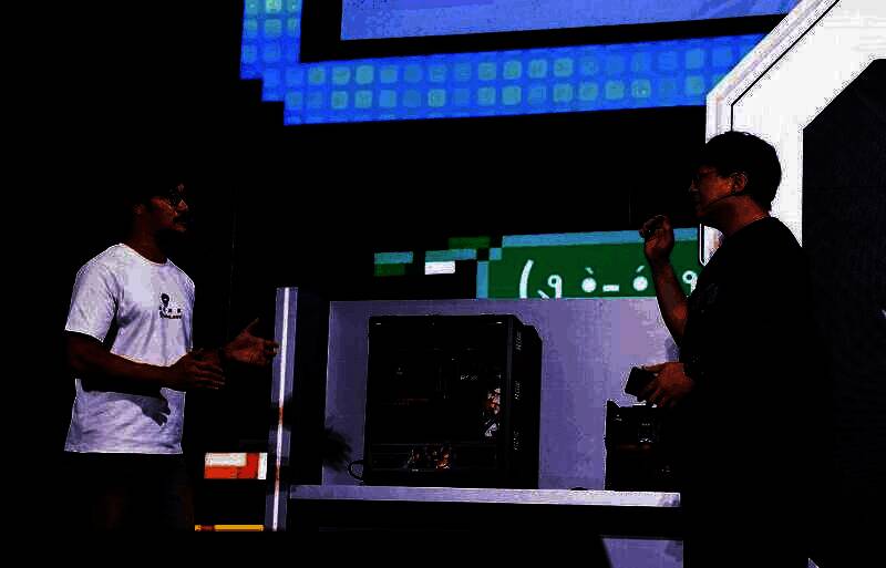 现场观众围观拍摄，气氛热烈