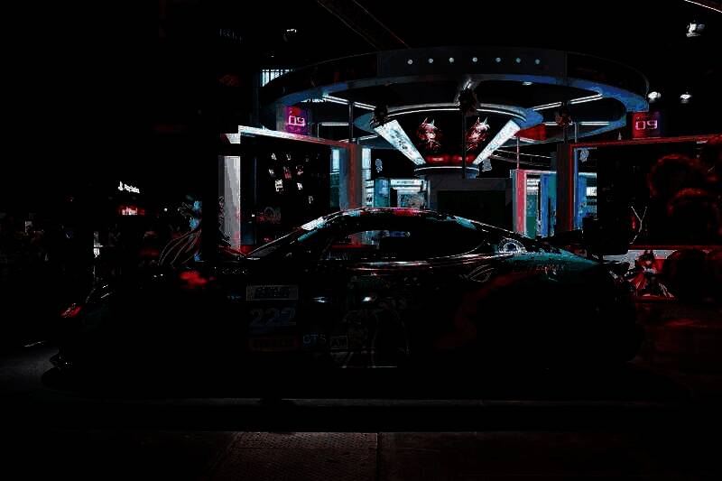 Tony大叔与小岛击掌庆祝合影完成