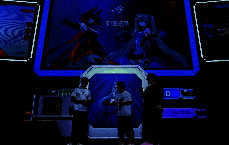 粉丝举着‘大陆秀夫’应援牌在展台前拍照