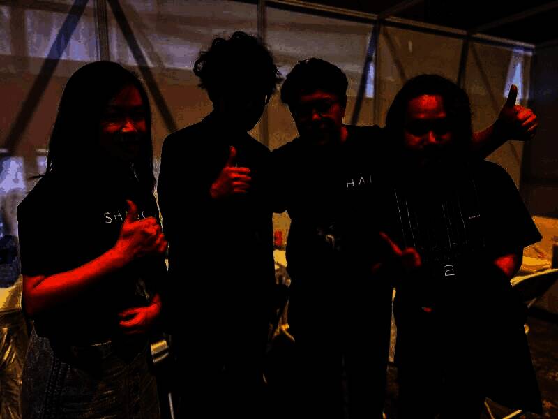 小岛秀夫与中文配音演员曹真（左）、徐慧（右）在后台亲切合影，三人笑容满面