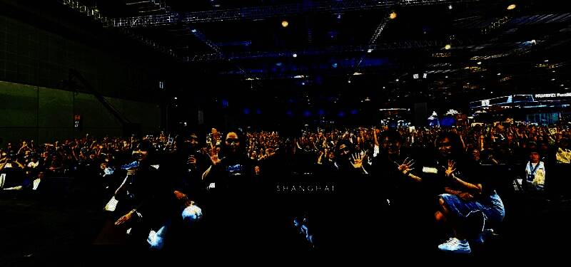 现场粉丝高举《死亡搁浅2》应援海报，表情激动