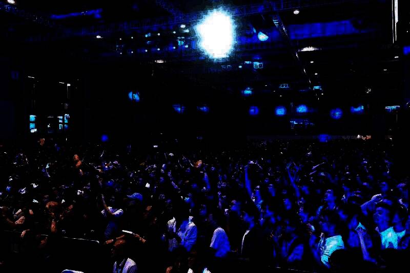 曹真在台上深情演绎山姆的独白，观众专注聆听