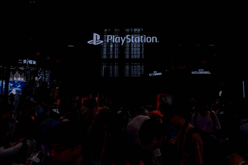 粉丝与配音演员合影留念，笑容灿烂