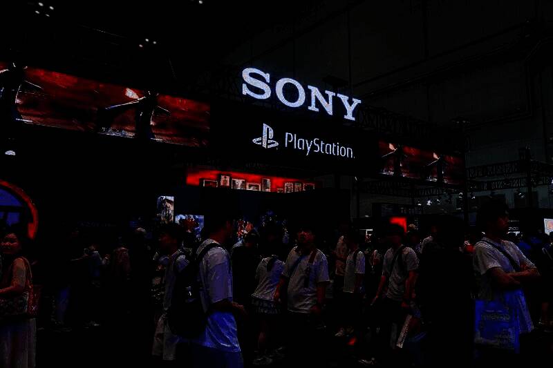 后台准备区，曹真与徐慧认真对稿，专注投入