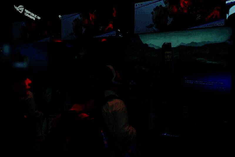 小岛秀夫与团队在后台讨论，神情专注