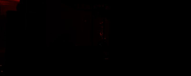 《剑星》主角伊芙在废墟城市中身穿炫酷纳米服战斗，背景有机械敌人围攻，光影特效华丽