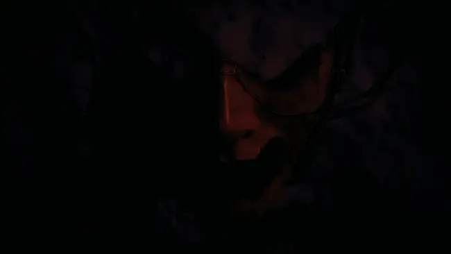 主角笃回忆家人被害前的生活场景，画面温馨宁静，与现实世界形成鲜明对比