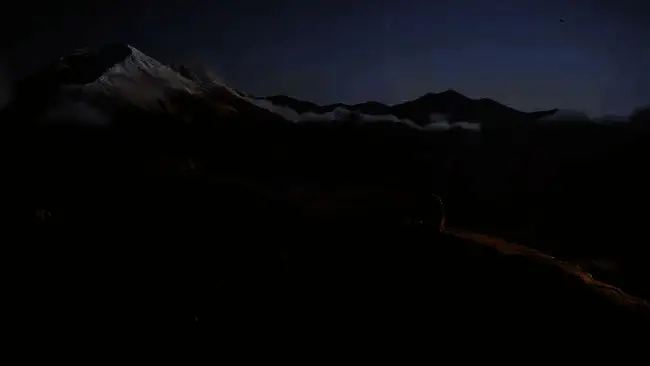 主角在营地中与狼群伙伴互动，篝火旁摆放着烹饪食材，氛围温暖安宁