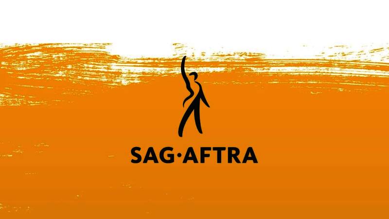 SAG-AFTRA工会代表与游戏公司签署协议现场，双方握手合影，背景为工会标志与游戏公司LOGO