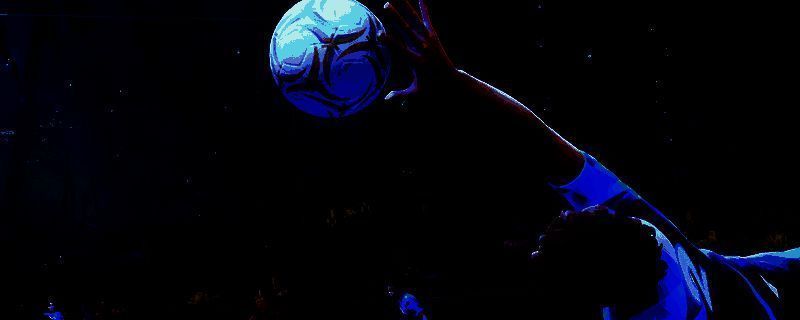 《开球！REMATCH》游戏画面展示前锋带球逼近球门，光标清晰显示在角色前方，暗示射门方向