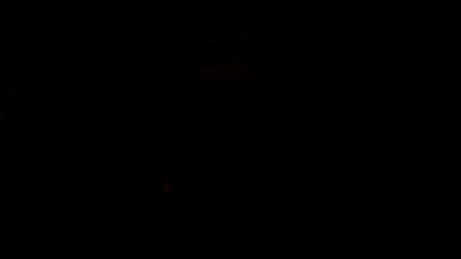 《咚奇刚：蕉力全开》游戏画面展示丛林关卡中的咚奇刚跳跃场景，背景充满热带植被与动态光影