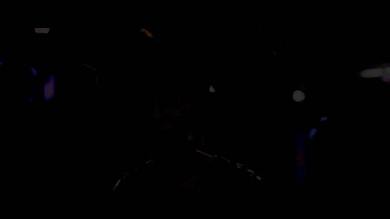 凯洛斯星环境全景，充满未来废土风格的建筑与红色天空