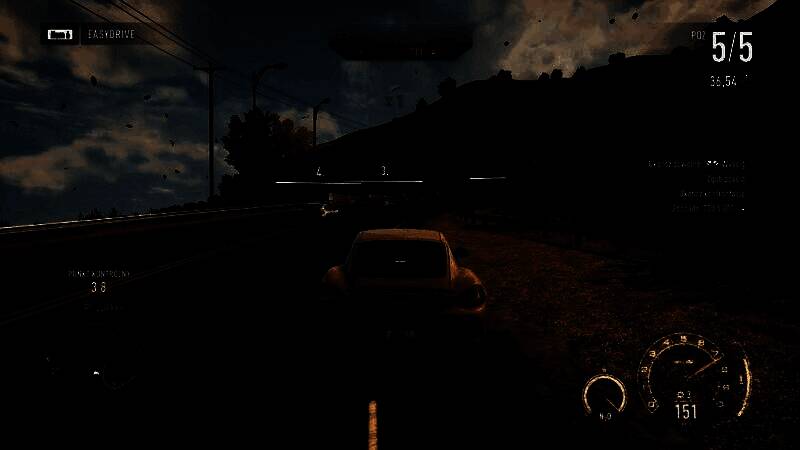 玩家驾驶跑车在高速公路上疾驰，后方多辆警车紧追不舍，画面紧张刺激