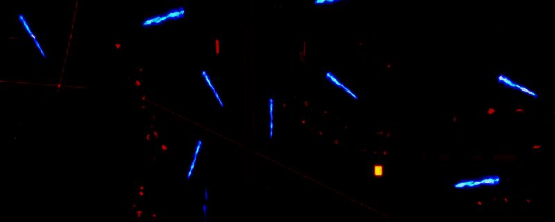 《穿越梦魇》游戏主界面展示，暗色调背景中主角背影伫立，周围环绕着扭曲的梦境元素，氛围压抑神秘