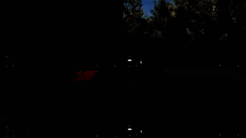 角色在泥泞中搏斗，地面沾满血迹与尘土，画面极具冲击力