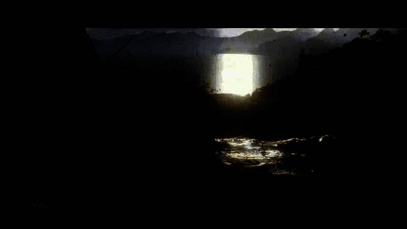 敌人倒下的慢动作特写，血液飞溅，镜头聚焦面部扭曲表情