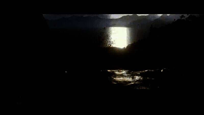 敌人巡逻小队在林中行进，警觉张望