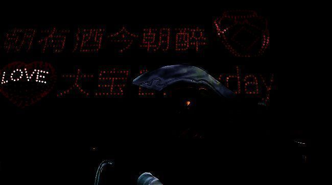 大屏上界徐盛挥剑劈开画面，宝珠飞散，周围观众惊呼拍照