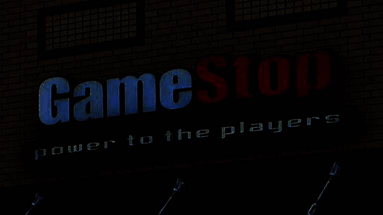 GameStop门店内一台任天堂Switch2主机包装盒上留有订书钉痕迹，屏幕部分可见轻微损伤