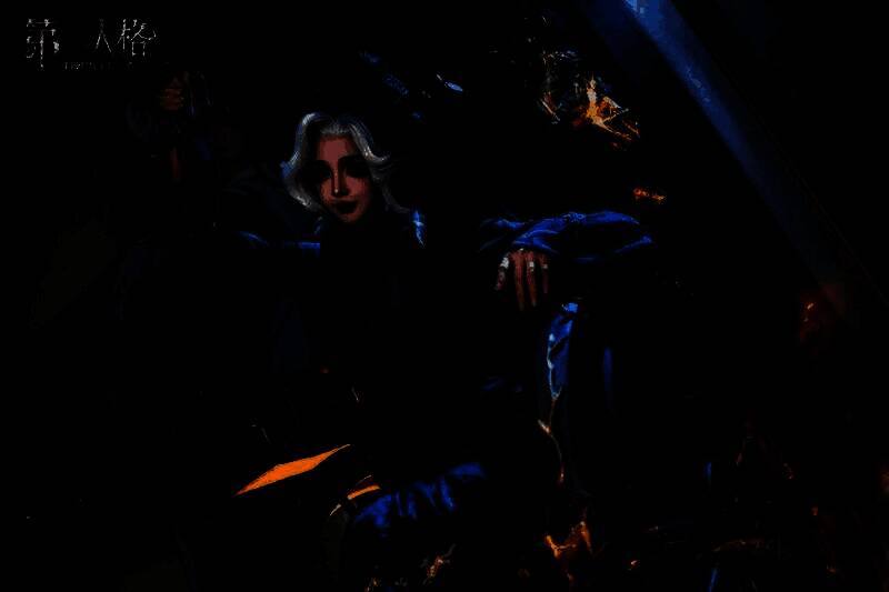 COSER扮演的雕刻家手持工具专注雕刻，神情冷峻，背景是第五人格主题展台