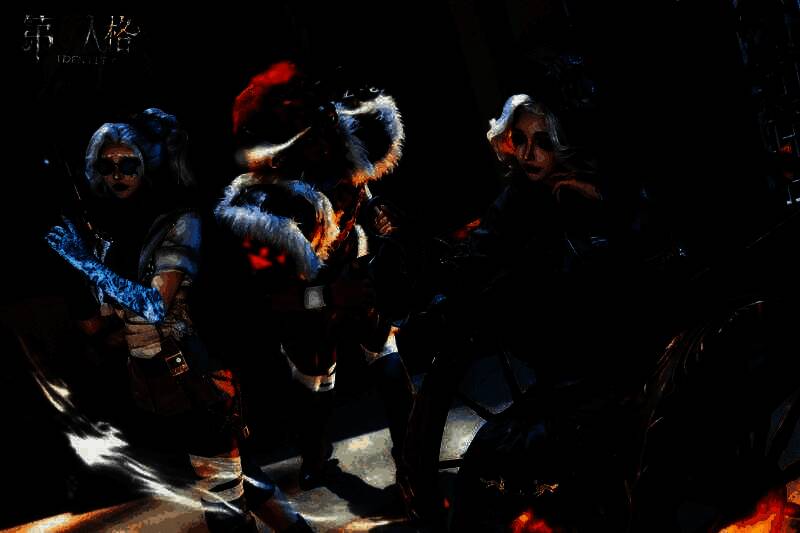 多位玩家与COSER集体合影，笑容灿烂，现场气氛热烈