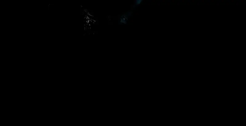 角色手持长剑站在废墟前，背景为阴沉天空与倒塌的石柱