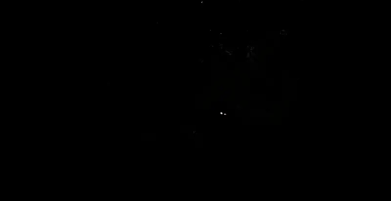 地牢内部，铁栅栏后隐约可见囚犯身影，火把照亮潮湿石壁