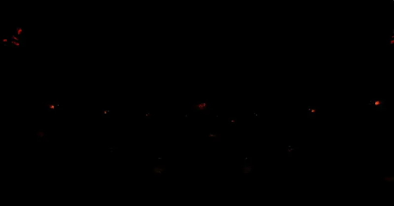 黑暗森林中的小屋，屋顶积雪，窗户透出微弱灯光