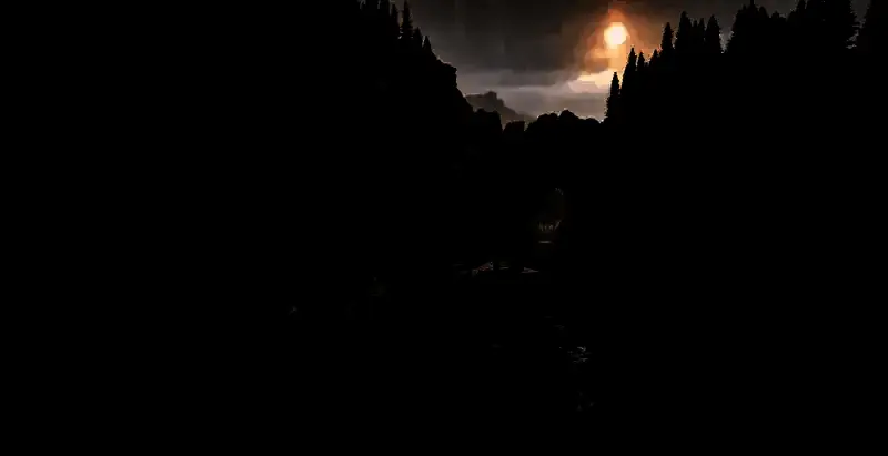 角色在雨中行走于村庄小径，屋檐滴水，氛围凄冷