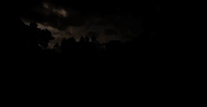 远处山脉轮廓，天空乌云密布，预示风暴将至