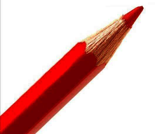 铅笔原始图片素材，木质纹理明显，角度倾斜