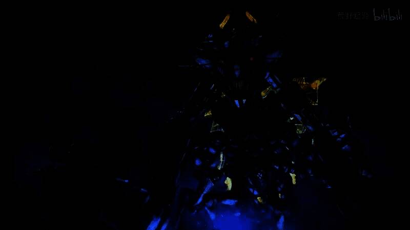 拉玛逊在荒原上与巨型机械兽对峙，背景是破碎的城市遗迹，天空阴沉，气氛紧张