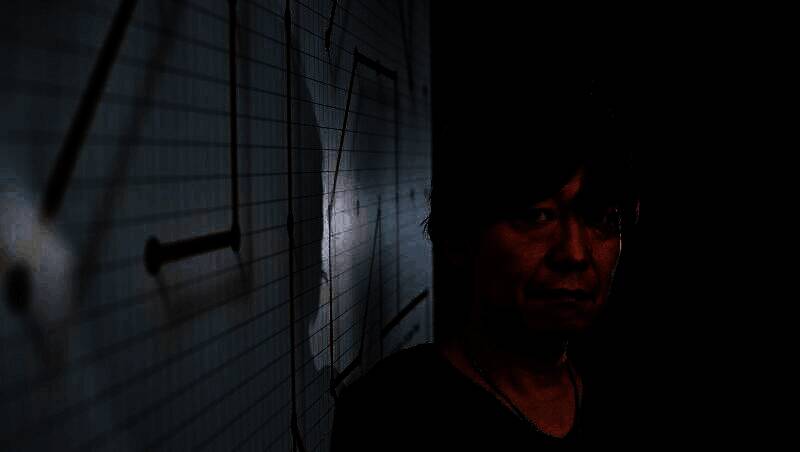 吉田直树接受Fami通采访的现场照片，神情专注地谈论游戏创作理念