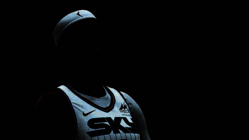 游戏内虚拟商店界面展示各类道具与礼包，突出‘巅峰无悔版’专属标识与奖励内容