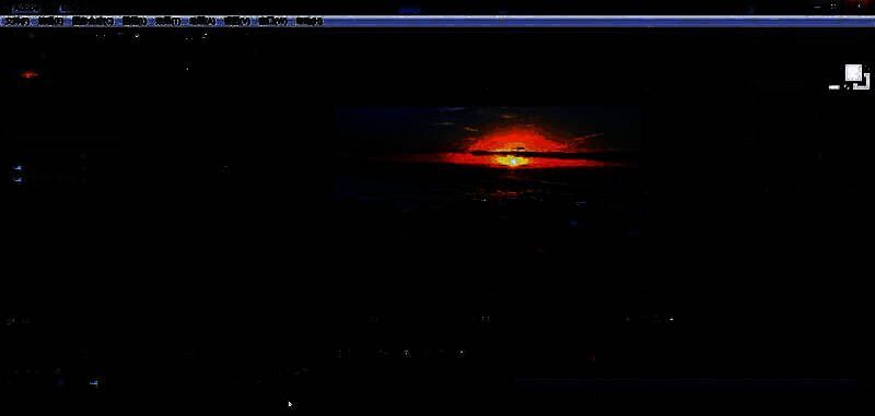 图层面板中通过缩放属性调整图片大小，画面中央显示适配后的图像