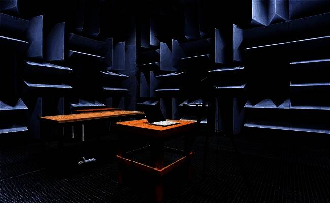 陕西师范大学AI班师生在荣耀西研所参观现场，认真聆听产品讲解