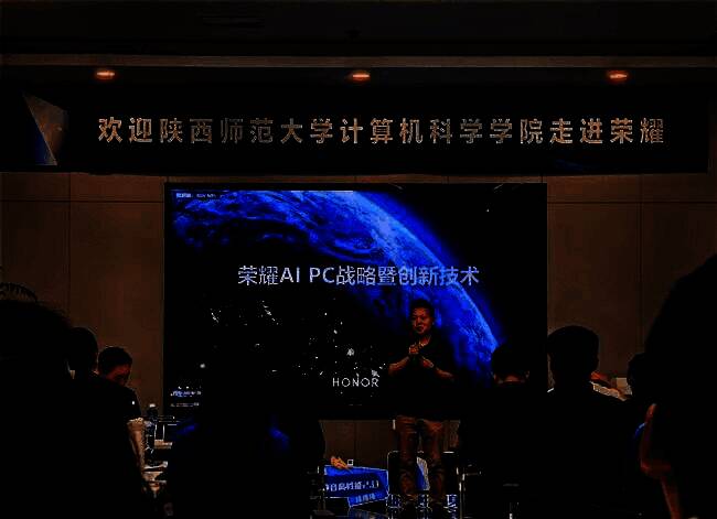 荣耀西研所实验室内部场景，工程师正在调试设备