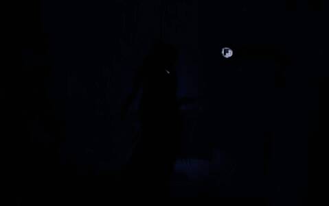 玩家角色在枰枦城内与NPC屈画对话，背景为古风店铺，桌上摆放着神秘机关盒——千机匣