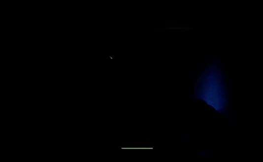 角色在西门外救助一名受伤女子，画面充满紧张氛围，背景为黄昏下的城门与荒径