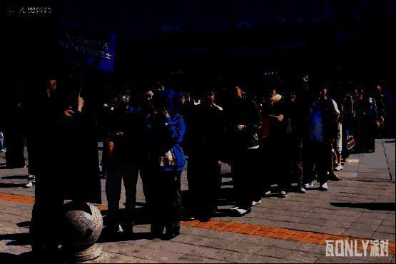 怪奇反应堆装置在活动现场中央闪耀，周围玩家驻足围观并拍照