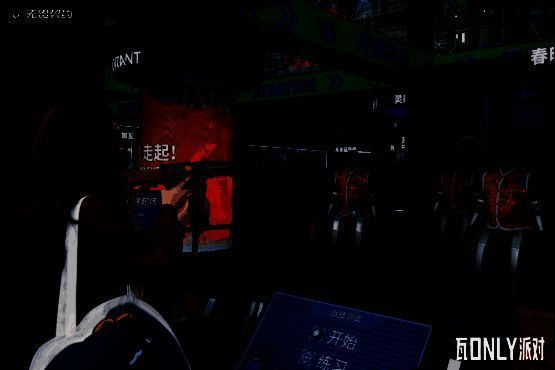 卡皮巴拉和羊驼戴着游戏角色头盔站在展台前，周围玩家兴奋合影