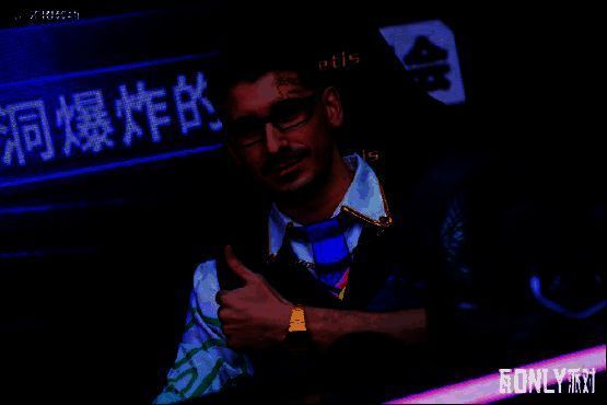 主播Gus与选手Jieni在‘奶妈问诊’摊位前互动，笑容满面