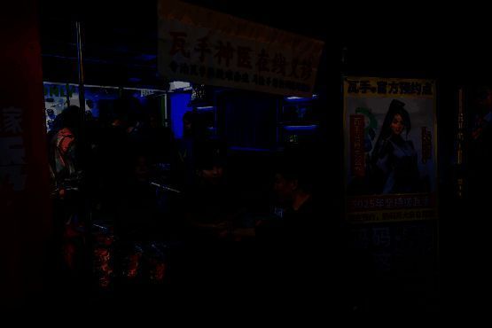 活动现场人流如织，不同年龄层的观众都在体验游戏相关装置