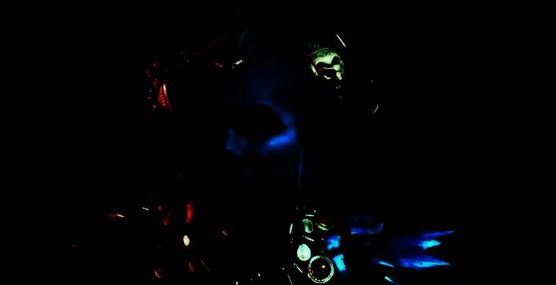 《龙腾世纪4：影障守护者》游戏主视觉图，主角卢克站在神秘光影中，背景为破碎的古代遗迹