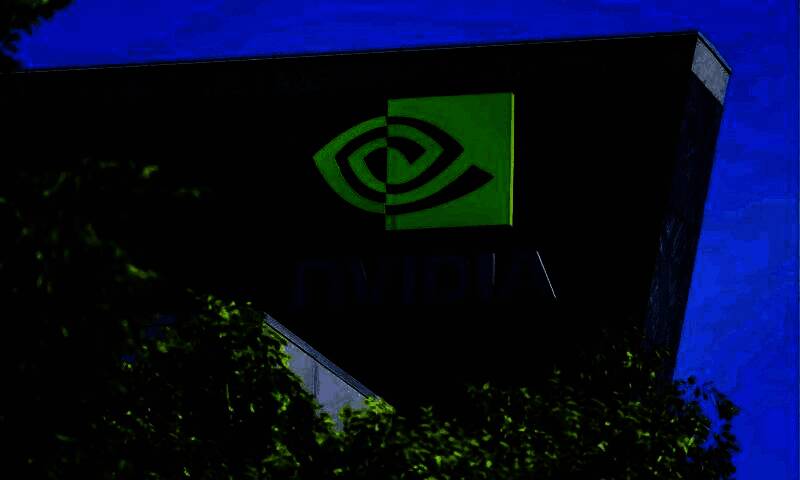 英伟达公司总部外观与股票行情数据并列展示，背景为美股交易大屏，显示其市值突破4万亿美元的实时信息