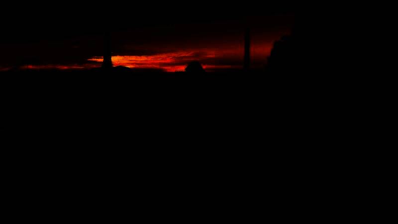 《潜行者2》游戏内场景截图，主角在废弃实验室中持枪前行，周围布满辐射警示标志与神秘光效