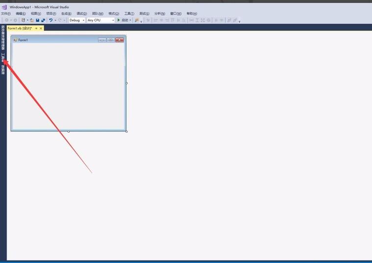 工具箱展开状态，显示多种控件图标，如按钮、标签、文本框等