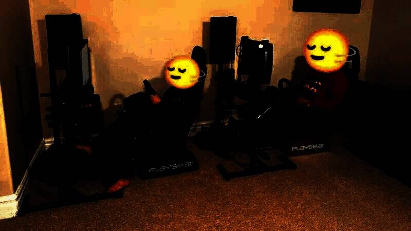 家庭车库一角搭建的街机赛车设备，配有方向盘、座椅和大屏幕，充满童趣与科技感