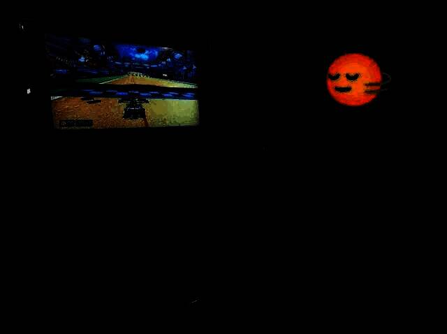 孩子坐在定制赛车座椅上专注玩游戏，脸上洋溢着笑容