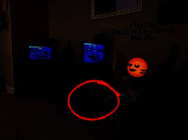 两台并排放置的赛车模拟器，形成双人对战模式，背景贴满卡通贴纸